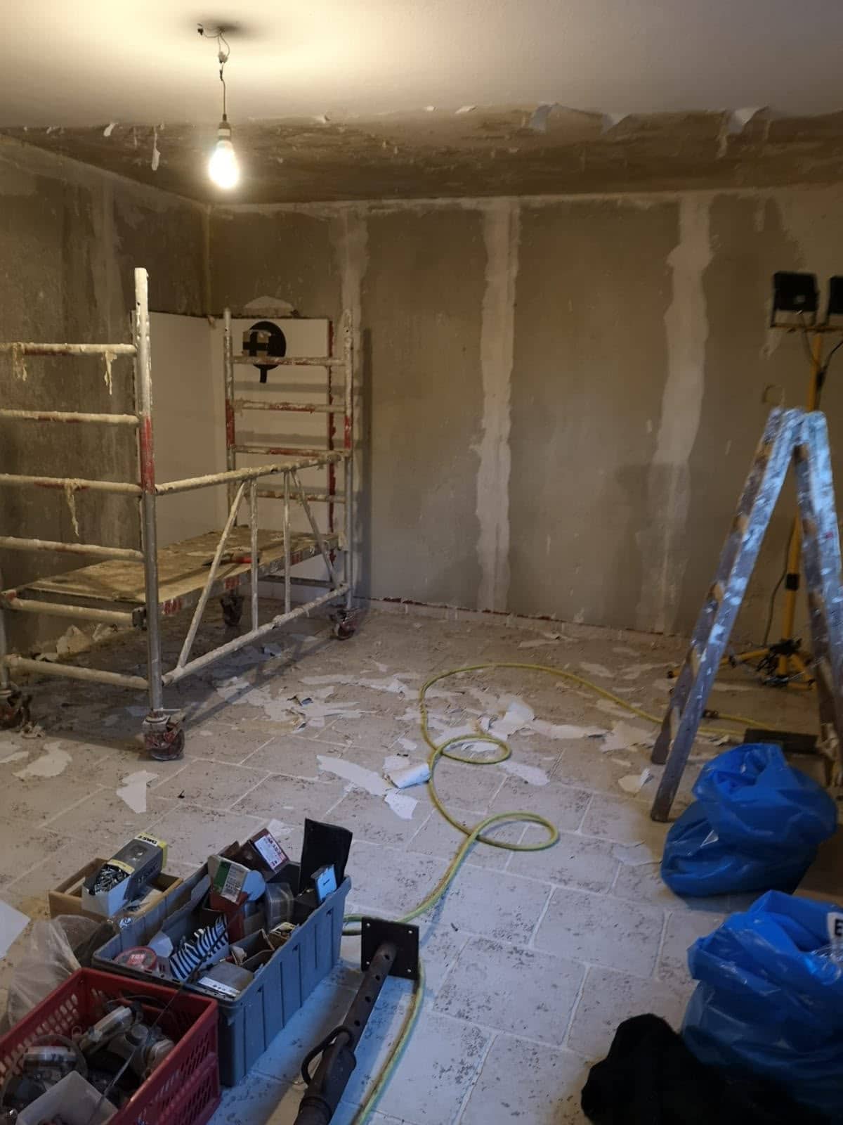 Renovierung in Göttingen — frisch tapezierter Wohnraum