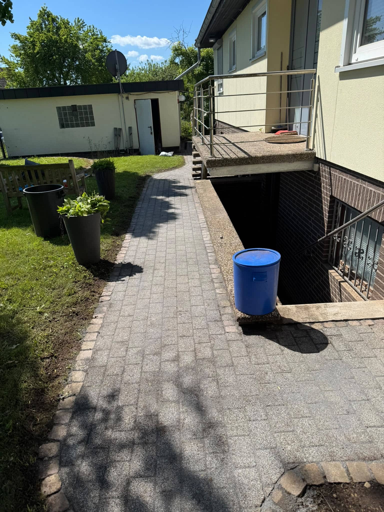 Pflasterreinigung Göttingen — gereinigte Hofeinfahrt nach der Behandlung